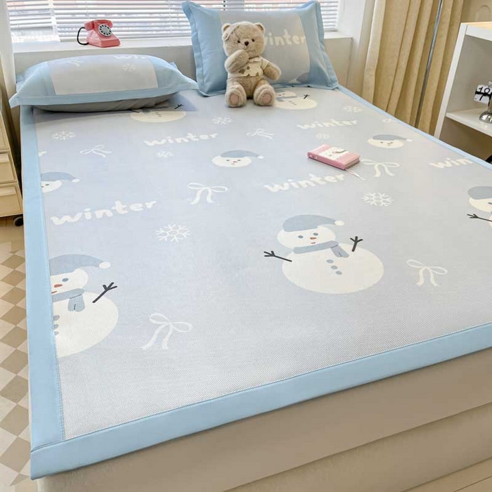 91家纺网 家纺一手货源 找家纺 鑫琪莱家纺 2025新款数码印花加密冰藤凉席三件套 床席款-冰雪童话