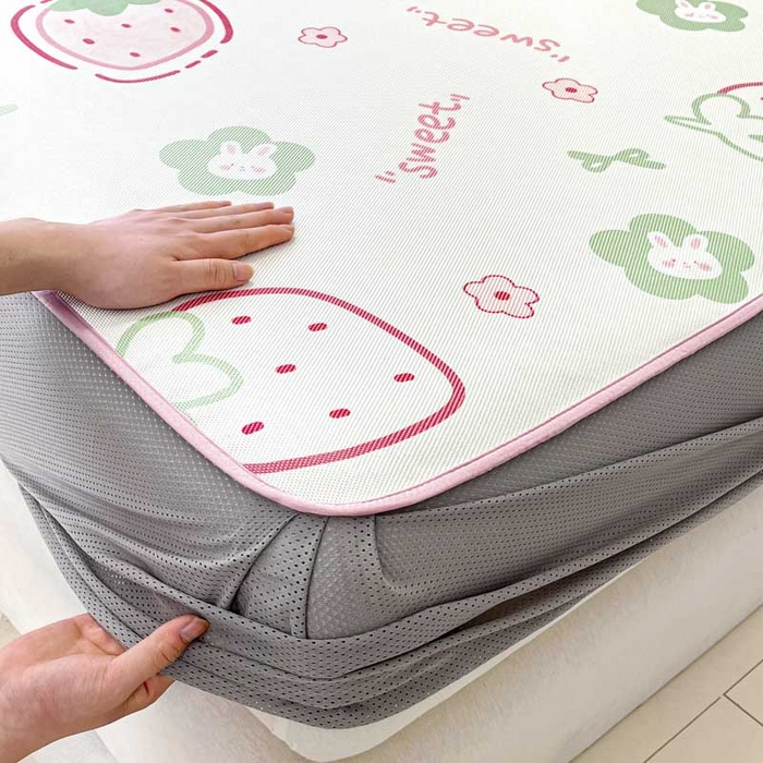 91家纺网 家纺一手货源 找家纺 鑫琪莱家纺 2025新款数码印花加密冰藤凉席三件套 床笠款-甜心草莓