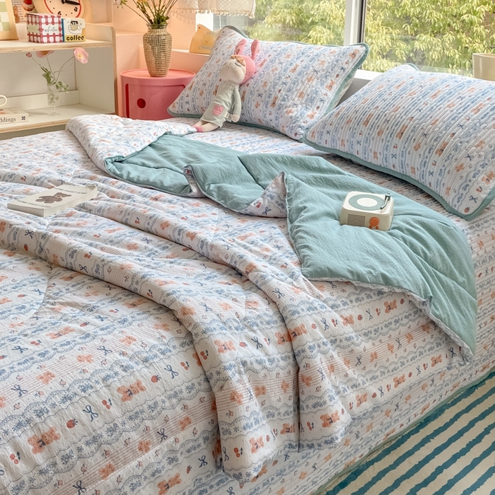 91家纺网 家纺一手货源 找家纺 老帅的工厂店2025新款a类云感双层纱7a抗菌夏被四件套 蝴蝶结熊