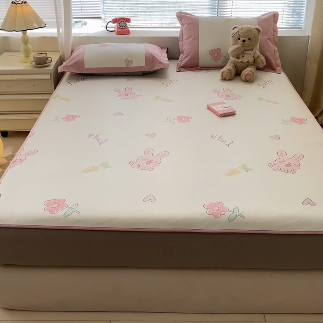 91家纺网 家纺一手货源 找家纺 鑫琪莱家纺 2025新款数码印花加密冰藤凉席三件套 床笠款-花园小兔