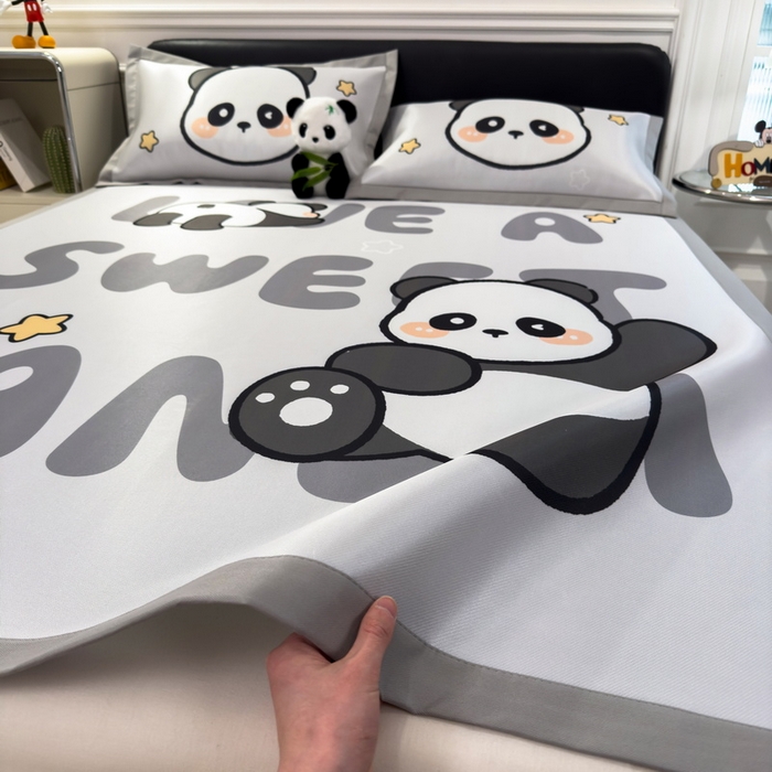 91家纺网 家纺一手货源 找家纺 丝羽坊 2025新款大版印花冰丝凉席冰丝席碳光冰丝凉席-平铺款 功夫熊猫