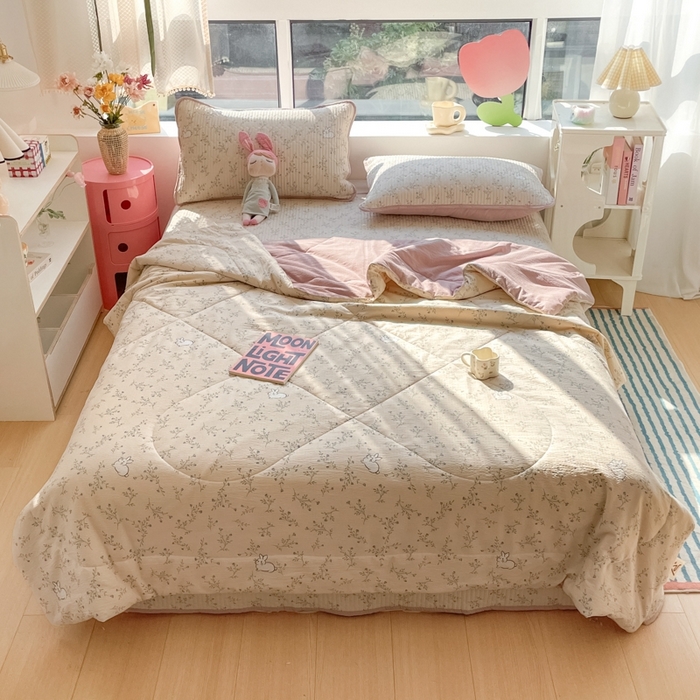 91家纺网 家纺一手货源 找家纺 老帅的工厂店2025新款a类云感双层纱7a抗菌夏被四件套 兔兔密语