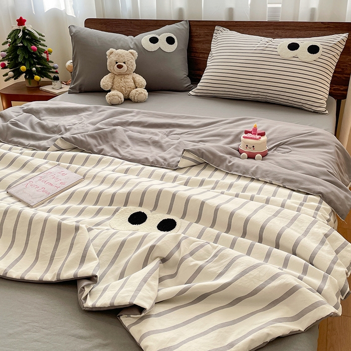 91家纺网 家纺一手货源 找家纺 桃心家居 2025新款云柔水洗棉毛巾绣大豆单夏被夏被四件套 水洗棉-大眼睛夏被灰条拿铁