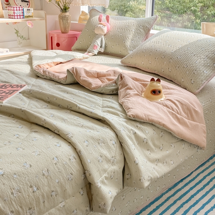 91家纺网 家纺一手货源 找家纺 老帅的工厂店2025新款a类云感双层纱7a抗菌夏被四件套 茶野