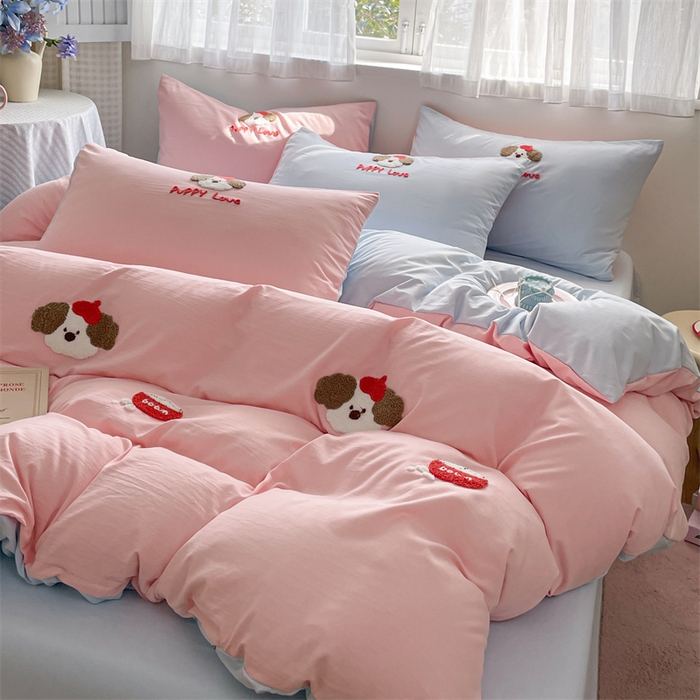 91家纺网 家纺一手货源 找家纺 星座家纺 2025新款水洗棉毛巾绣四件套 红帽小狗 粉蓝