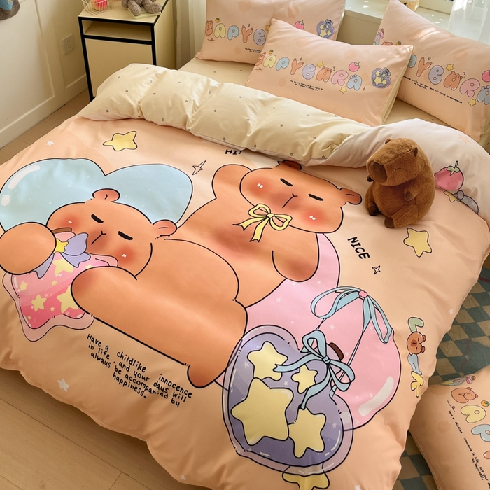 91家纺网 家纺一手货源 找家纺 博雅 2025新款全棉大版印花四件套-卡皮巴拉 许愿瓶卡皮巴拉