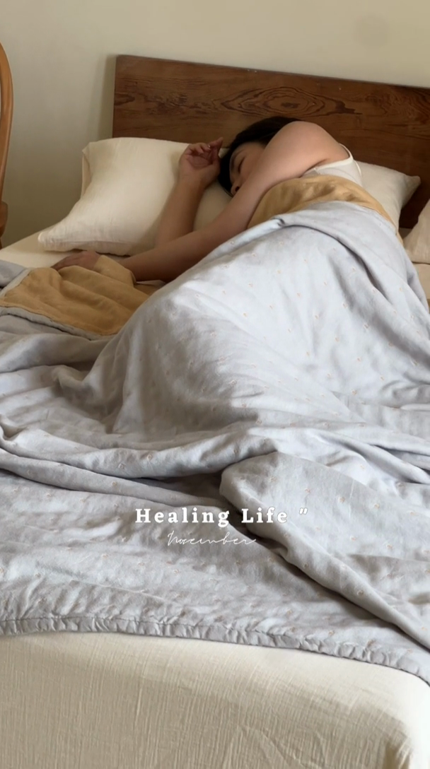 91家纺网 家纺一手货源 找家纺 雯雨2025新款A类全棉四层爱心刺绣纱布毛巾被 爱心灰+驼色