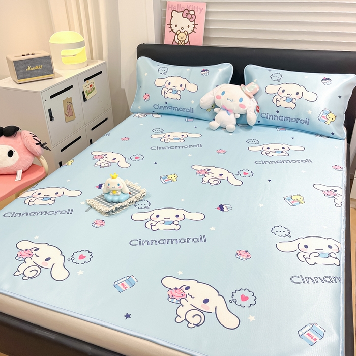 91家纺网 家纺一手货源 找家纺 暮思家居 2025新款三丽鸥正版授权数码印花A类可机洗1200D冰丝凉席三件套平铺款系列 平铺款-甜品玉桂狗