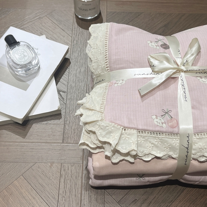 91家纺网 家纺一手货源 找家纺 荣轩家居 2025新款全棉双层纱镂空花边工艺款四件套蔓越桃桃