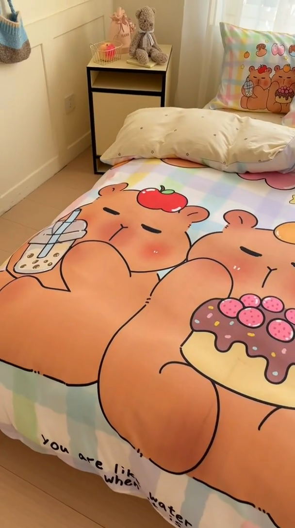 91家纺网 家纺一手货源 找家纺 博雅 2025新款全棉大版印花四件套-卡皮巴拉 蛋糕卡皮巴拉