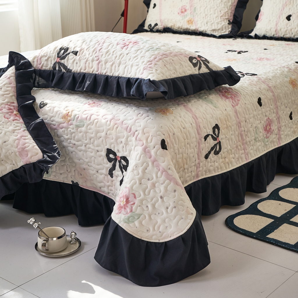 91家纺网 家纺一手货源 找家纺 蝶帕家纺 2025新款法式赫本风韩版花边水洗棉床盖四件套 公主梦境粉