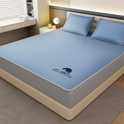 91家纺网 家纺一手货源 找家纺 卡初家居（原微来） 2025新款条纹熊猫烫画系列冰丝席 条纹床笠-蓝色