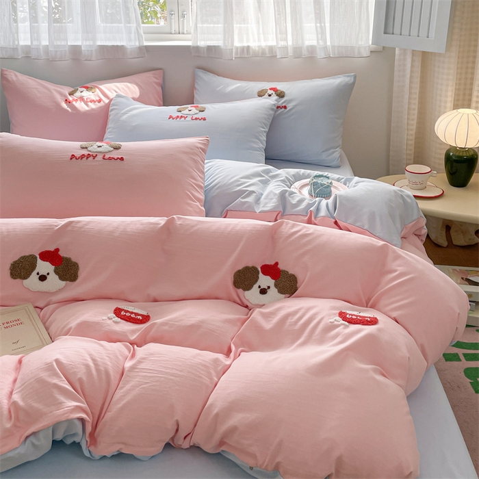 91家纺网 家纺一手货源 找家纺 星座家纺 2025新款水洗棉毛巾绣四件套 红帽小狗 粉蓝