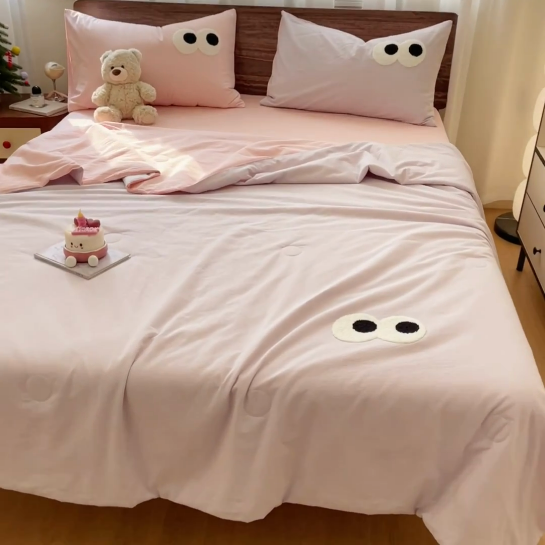 91家纺网 家纺一手货源 找家纺 桃心家居 2025新款云柔水洗棉毛巾绣大豆单夏被夏被四件套 水洗棉-大眼睛夏被葡萄粉桃