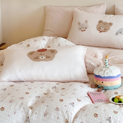 卡巴伦家纺 2025新款全棉皱皱纱大版卡通数码印花款四件套二 酥酥熊-粉
