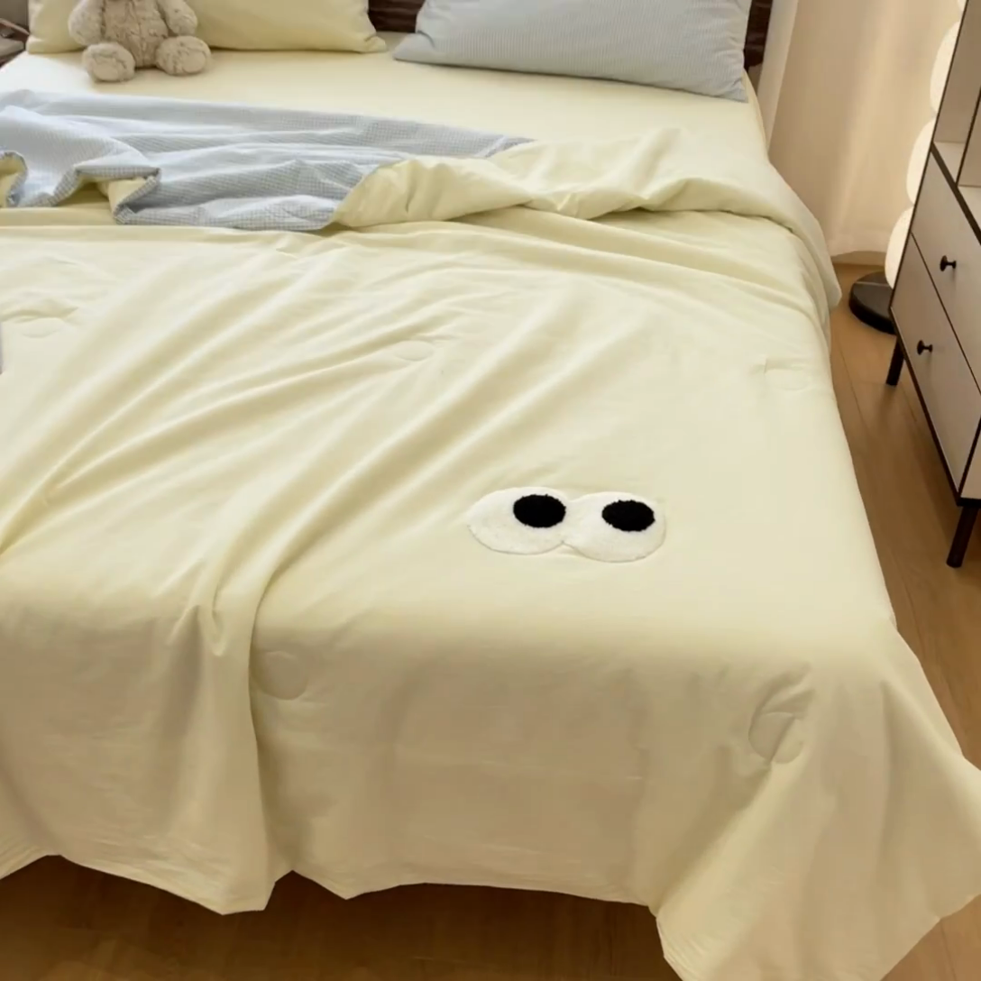 91家纺网 家纺一手货源 找家纺 桃心家居 2025新款云柔水洗棉毛巾绣大豆单夏被夏被四件套 水洗棉-大眼睛夏被奶黄小蓝格