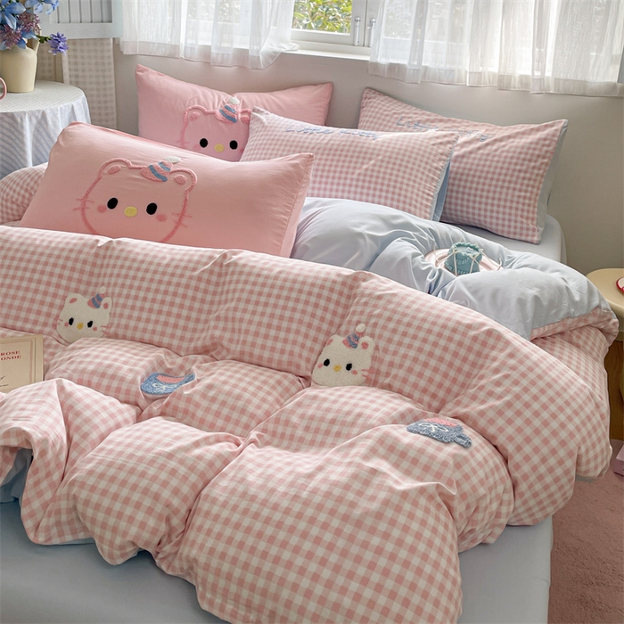 91家纺网 家纺一手货源 找家纺 星座家纺 2025新款水洗棉毛巾绣四件套 笑脸KT 粉蓝