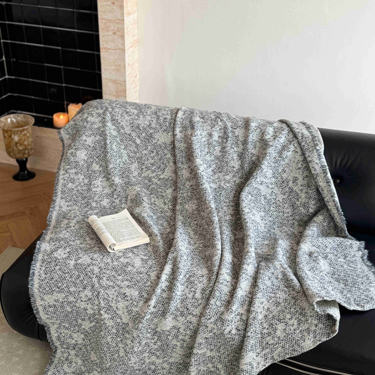 91家纺网 家纺一手货源 找家纺 金丝鸟家纺 2025春夏新款高端羊毛混纺盖毯毯子盖毯多功能盖毯飞机毯 利文浅灰