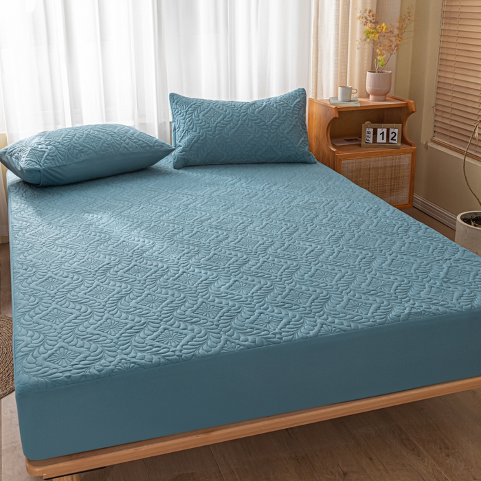 91家纺网 家纺一手货源 找家纺 梵克保罗 2025新款简约纯色水洗棉防水夹棉床笠 宾利蓝