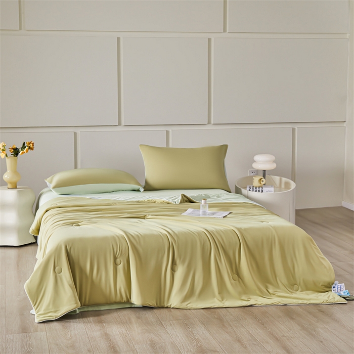 91家纺网 家纺一手货源 找家纺 雯豆家纺 2025夏季新品7A抗菌氨纶凉感丝夏凉被冰丝双人抑菌薄款透气薄被芯 冻冻凉感夏被-麦垛黄+梅子青