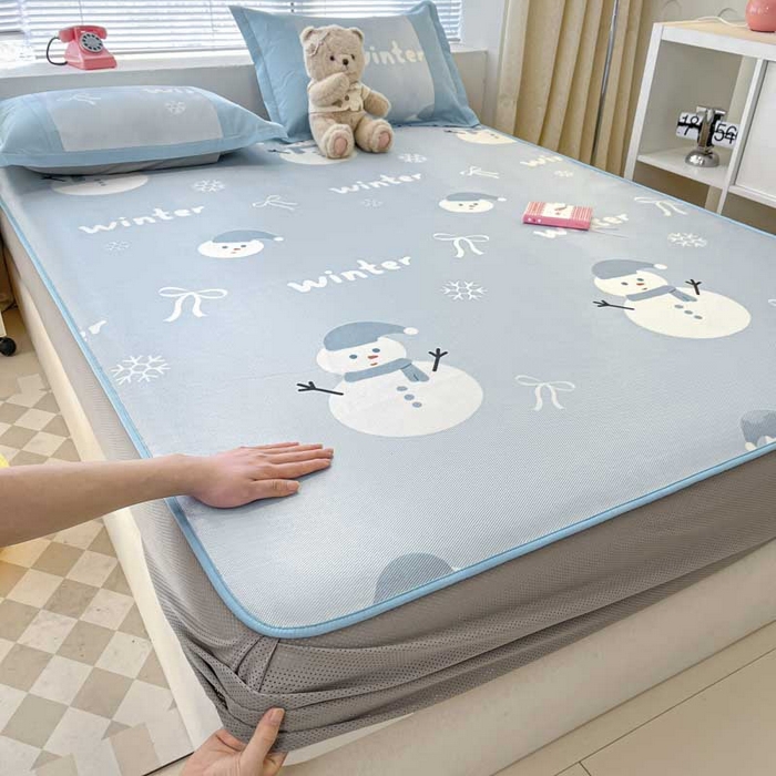 91家纺网 家纺一手货源 找家纺 鑫琪莱家纺 2025新款数码印花加密冰藤凉席三件套 床笠款-冰雪童话