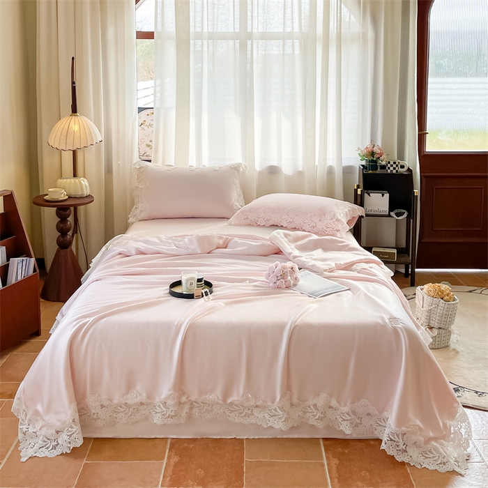 91家纺网 家纺一手货源 找家纺 雯豆家纺 2025夏季新品天丝蕾丝花边款夏被四件套夏天凉感薄被空调被 米娅-浪漫粉