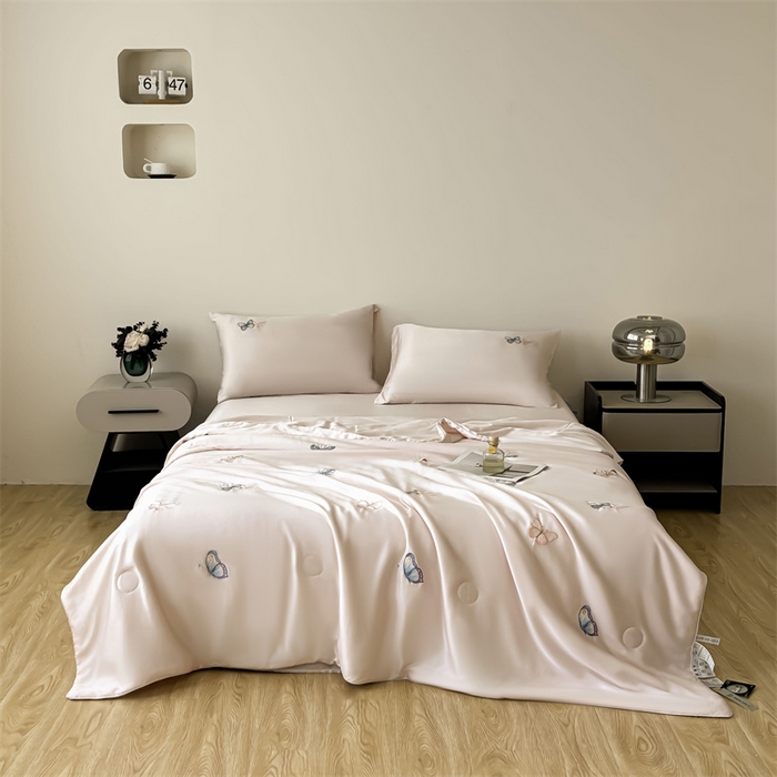 91家纺网 家纺一手货源 找家纺 雯豆家纺 2025夏季新品莱赛尔兰精天丝绣花刺绣夏被空调被四件套冰丝凉感薄被子 蝴蝶系列-星空粉