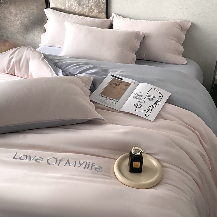 91家纺网 家纺一手货源 找家纺 优悦 2025新款冰丝印花刺绣双拼四件套-漫心 冰莓粉