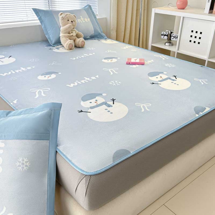 91家纺网 家纺一手货源 找家纺 鑫琪莱家纺 2025新款数码印花加密冰藤凉席三件套 床笠款-冰雪童话