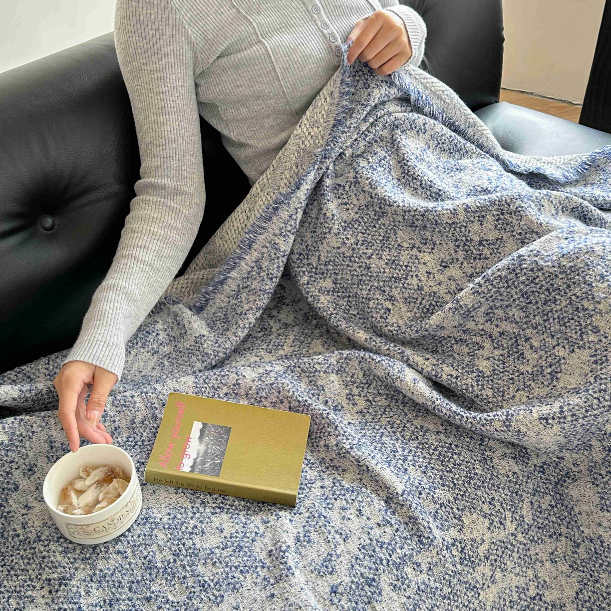 91家纺网 家纺一手货源 找家纺 金丝鸟家纺 2025春夏新款高端羊毛混纺盖毯毯子盖毯多功能盖毯飞机毯 利文 兰