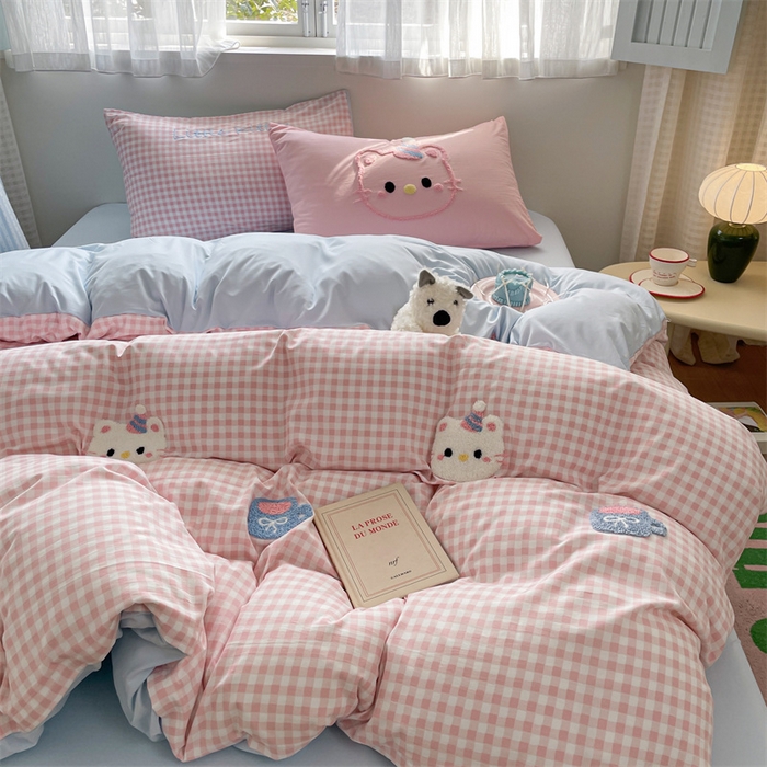 91家纺网 家纺一手货源 找家纺 星座家纺 2025新款水洗棉毛巾绣四件套 笑脸KT 粉蓝