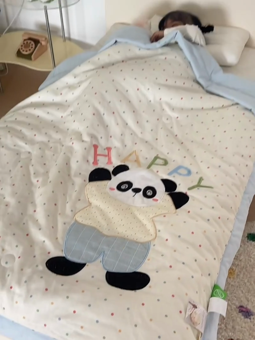91家纺网 家纺一手货源 找家纺 荷马之梦 2025新款A类全棉双层纱贴布绣大豆儿童夏被轻芯系列 快乐熊猫