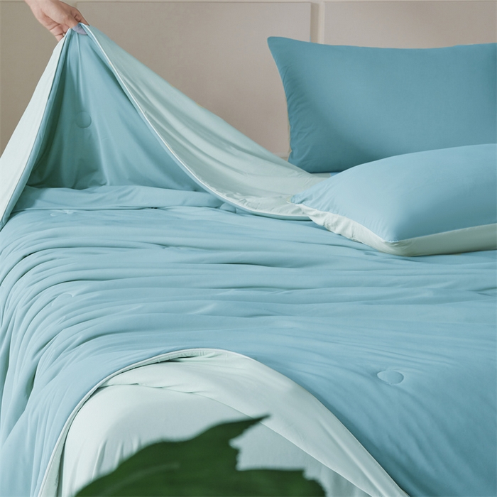 91家纺网 家纺一手货源 找家纺 雯豆家纺 2025夏季新品7A抗菌氨纶凉感丝夏凉被冰丝双人抑菌薄款透气薄被芯 冻冻凉感夏被-云天蓝+星云蓝