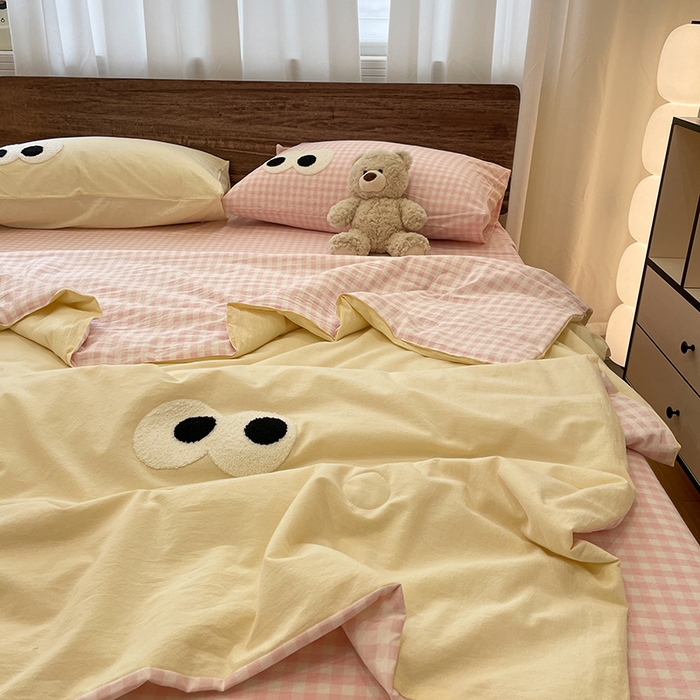 91家纺网 家纺一手货源 找家纺 桃心家居 2025新款云柔水洗棉毛巾绣大豆单夏被夏被四件套 水洗棉-大眼睛夏被奶黄粉小格