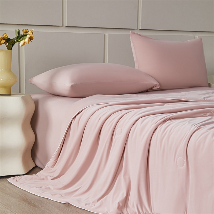 91家纺网 家纺一手货源 找家纺 雯豆家纺 2025夏季新品7A抗菌氨纶凉感丝夏凉被冰丝双人抑菌薄款透气薄被芯 冻冻凉感夏被-烟霞粉