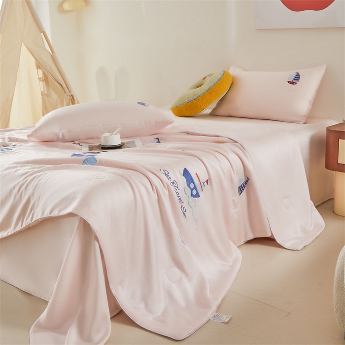 91家纺网 家纺一手货源 找家纺 雯豆家纺 2025夏季新品7A抗菌莱赛尔兰精天丝绣花刺绣夏被空调被四件套凉感被芯 帆船系列-甜杏粉