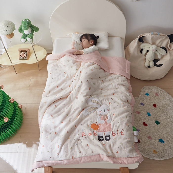 91家纺网 家纺一手货源 找家纺 荷马之梦 2025新款A类全棉双层纱贴布绣大豆儿童夏被轻芯系列 长耳朵兔兔