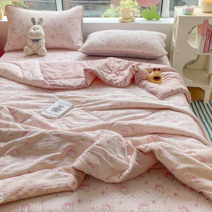 91家纺网 家纺一手货源 找家纺 老帅的工厂店2025新款a类云感双层纱7a抗菌夏被四件套 甜心兔