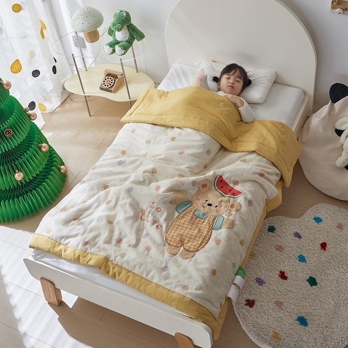 91家纺网 家纺一手货源 找家纺 荷马之梦 2025新款A类全棉双层纱贴布绣大豆儿童夏被轻芯系列 西瓜小熊