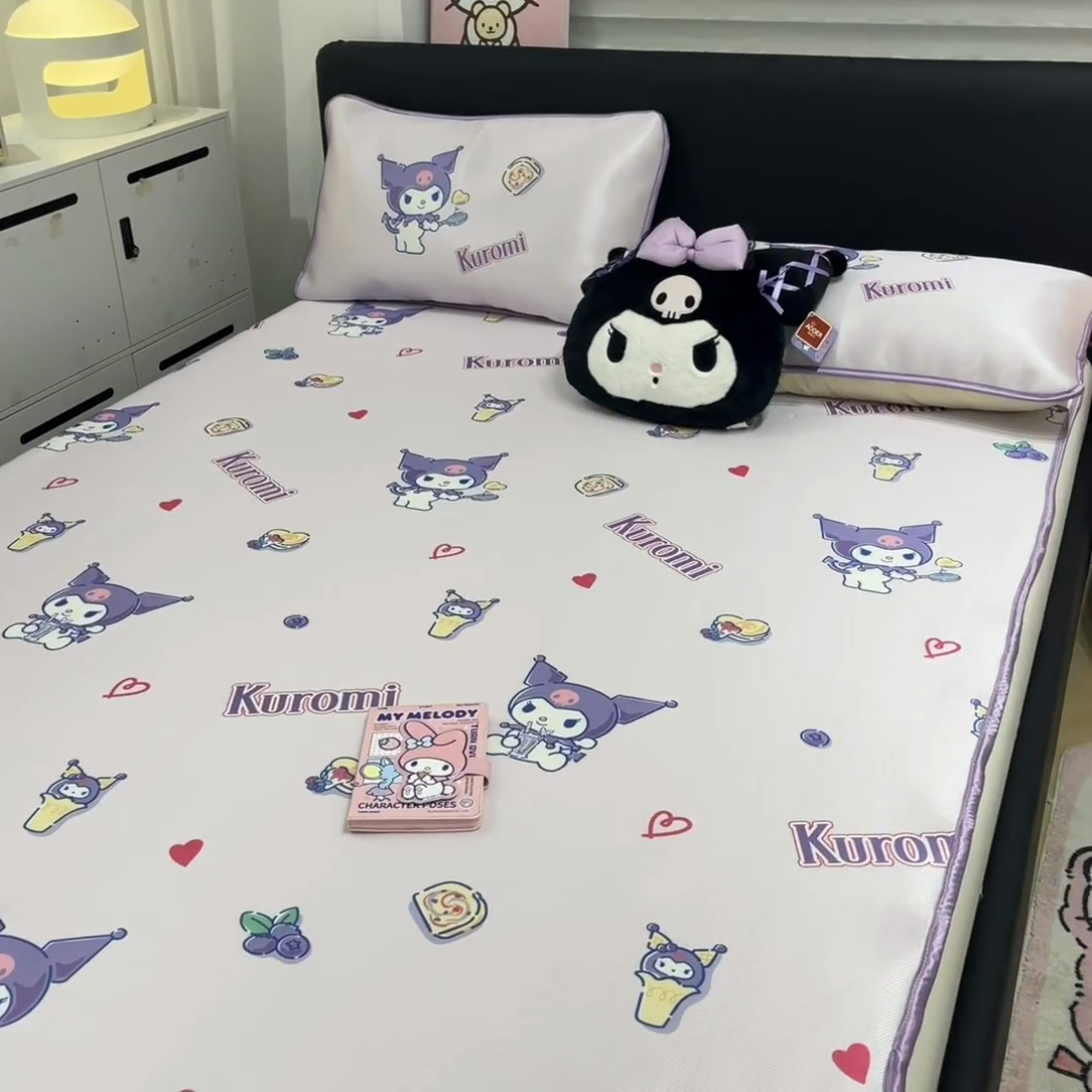 91家纺网 家纺一手货源 找家纺 暮思家居 2025新款三丽鸥正版授权数码印花A类可机洗1200D冰丝凉席三件套平铺款系列 平铺款-甜甜库洛米