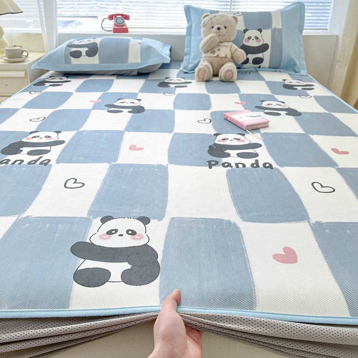 91家纺网 家纺一手货源 找家纺 鑫琪莱家纺 2025新款数码印花加密冰藤凉席三件套 床笠款-棋趣熊猫