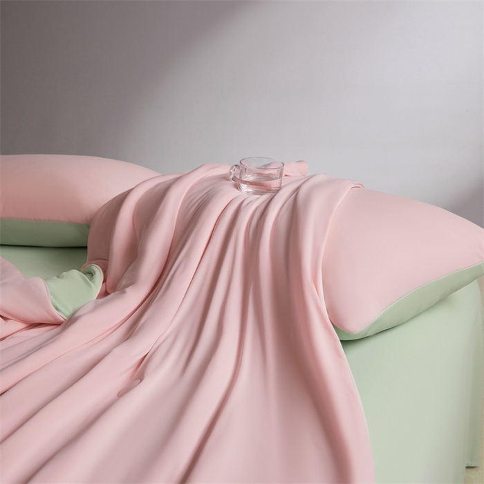 91家纺网 家纺一手货源 找家纺 雯豆家纺 2025夏季新品7A抗菌100%锦纶冰丝凉感夏凉被纯色拼色高档薄被空调被 小冰皮-海棠粉+青柠绿