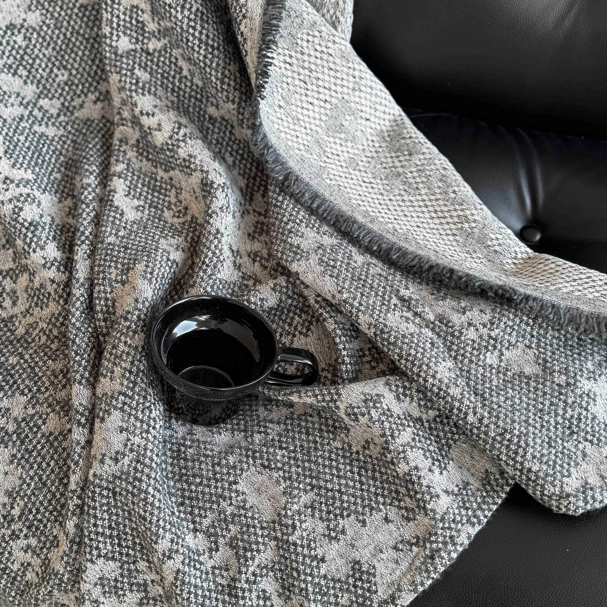 91家纺网 家纺一手货源 找家纺 金丝鸟家纺 2025春夏新款高端羊毛混纺盖毯毯子盖毯多功能盖毯飞机毯 利文 深灰