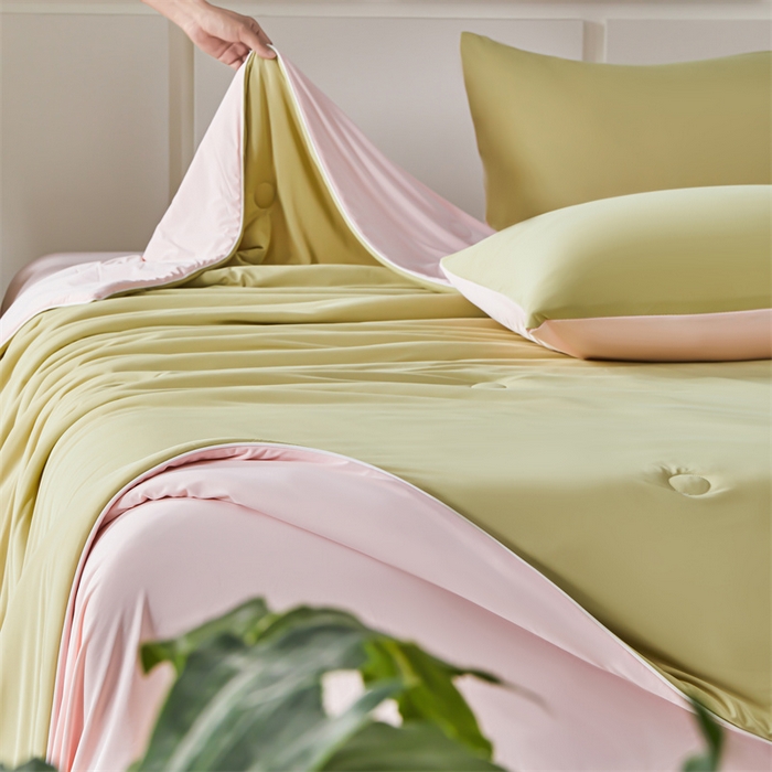 91家纺网 家纺一手货源 找家纺 雯豆家纺 2025夏季新品7A抗菌氨纶凉感丝夏凉被冰丝双人抑菌薄款透气薄被芯 冻冻凉感夏被-麦垛黄+白桃粉