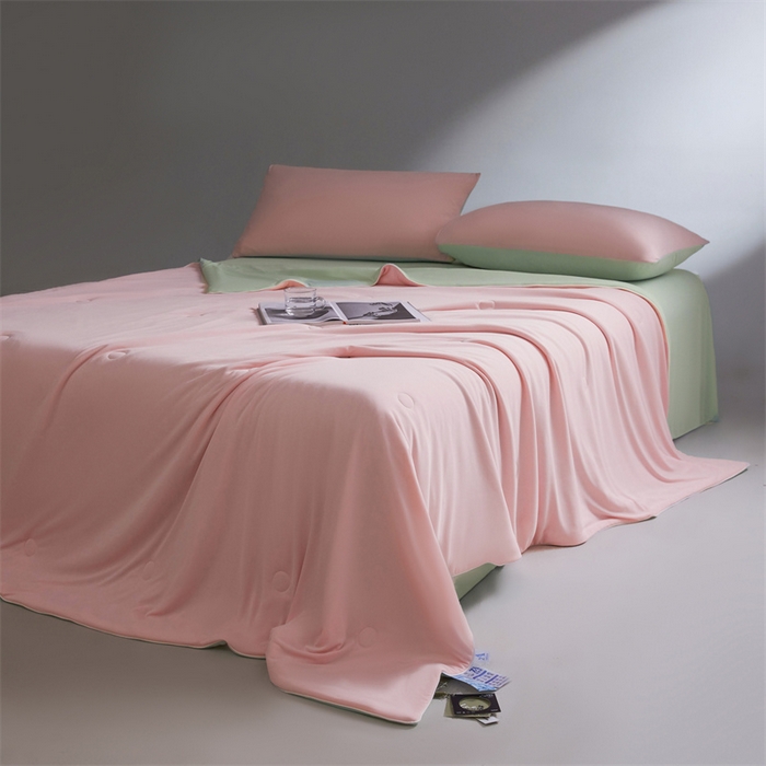 91家纺网 家纺一手货源 找家纺 雯豆家纺 2025夏季新品7A抗菌100%锦纶冰丝凉感夏凉被纯色拼色高档薄被空调被 小冰皮-海棠粉+青柠绿