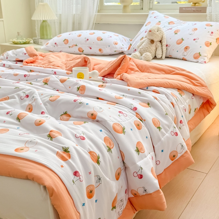 91家纺网 家纺一手货源 找家纺 穆琪 2025年新款小清新手包边夏凉被水洗棉印花夏被 甜蜜邂逅