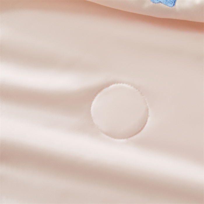 91家纺网 家纺一手货源 找家纺 雯豆家纺 2025夏季新品7A抗菌莱赛尔兰精天丝绣花刺绣夏被空调被四件套凉感被芯 帆船系列-甜杏粉