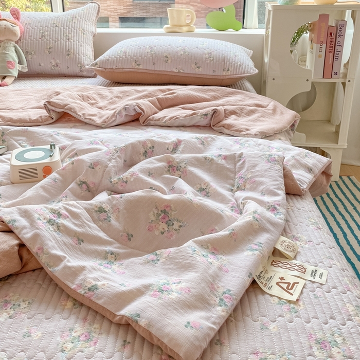 91家纺网 家纺一手货源 找家纺 老帅的工厂店2025新款a类云感双层纱7a抗菌夏被四件套 春芽