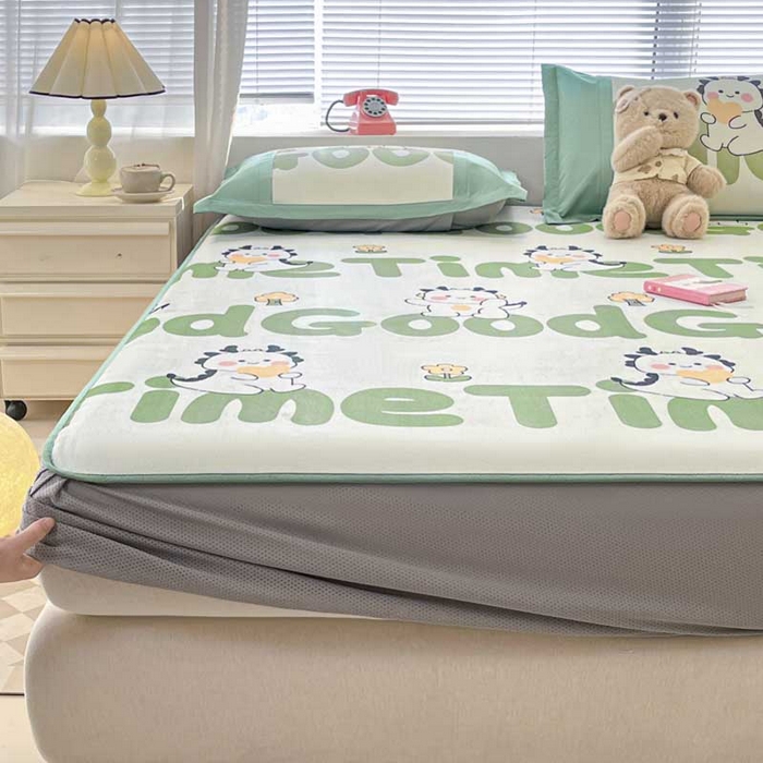 91家纺网 家纺一手货源 找家纺 鑫琪莱家纺 2025新款数码印花加密冰藤凉席三件套 床笠款-乐时恐龙