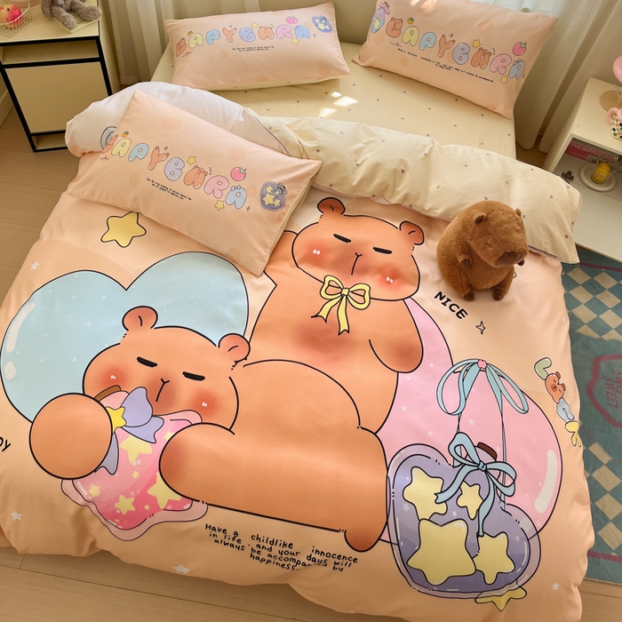 91家纺网 家纺一手货源 找家纺 博雅 2025新款全棉大版印花四件套-卡皮巴拉 许愿瓶卡皮巴拉